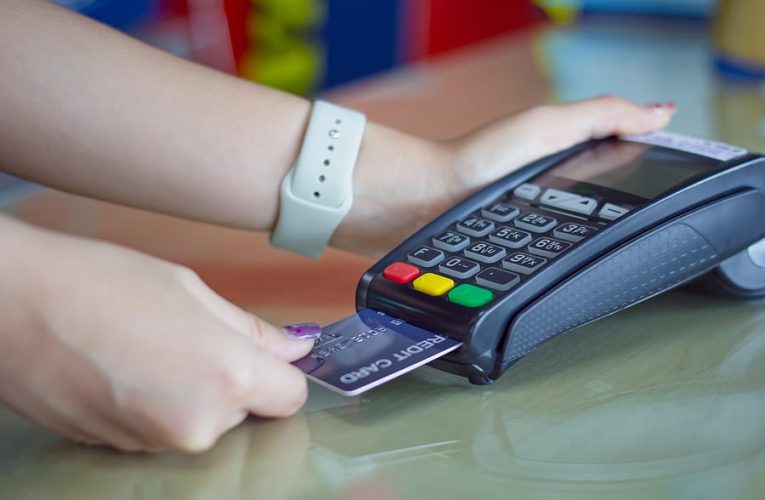 Differences Between a Credit Card Machine and POS System